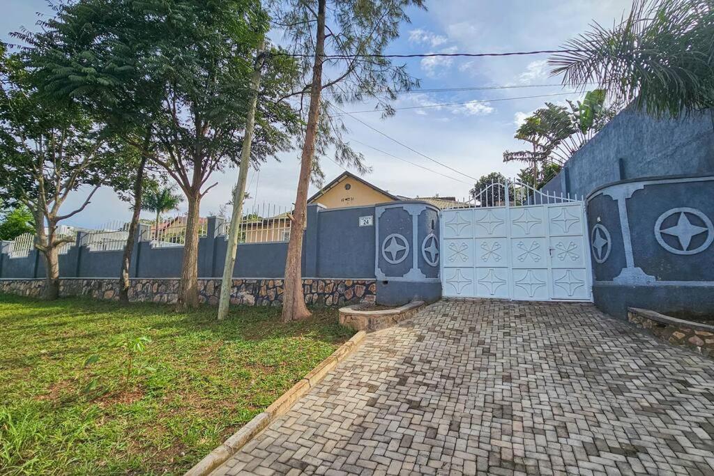 Complete 4-Bedroom House Facing Kigali Golf Course Exterior foto